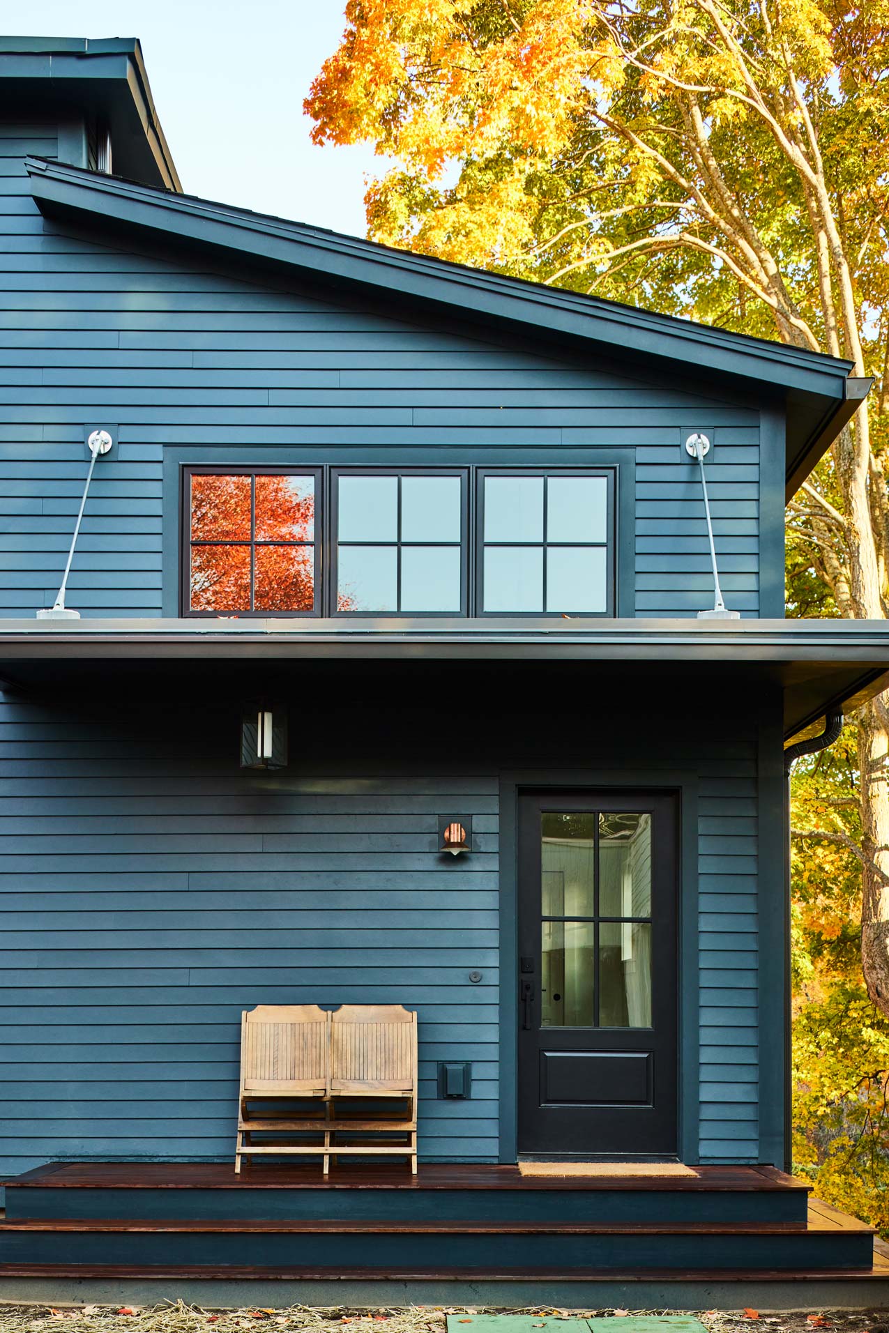 Morgan Architecture hillside house entry suspended roof